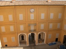l’androne interno del palazzo
papale di Castel Gandolfo
(13239 bytes)